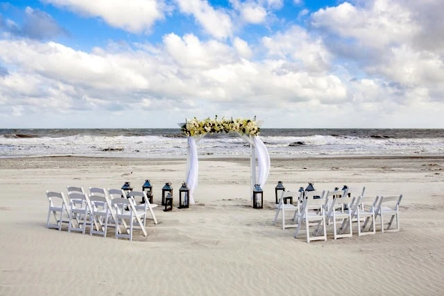budget wedding beach ceremony 640