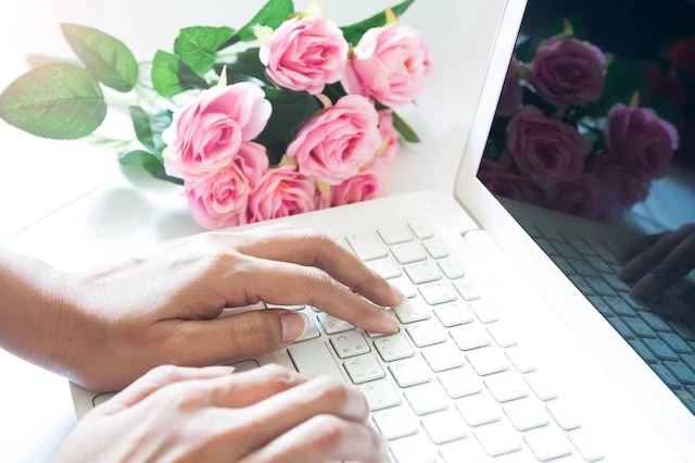 budget wedding laptop paperless 640
