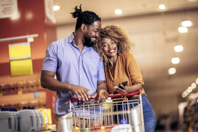happy couple grocery shopping 640