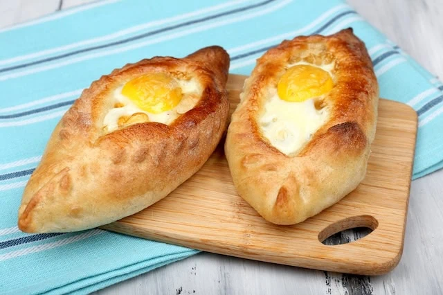 trader joes garlic gondolas bread egg 640
