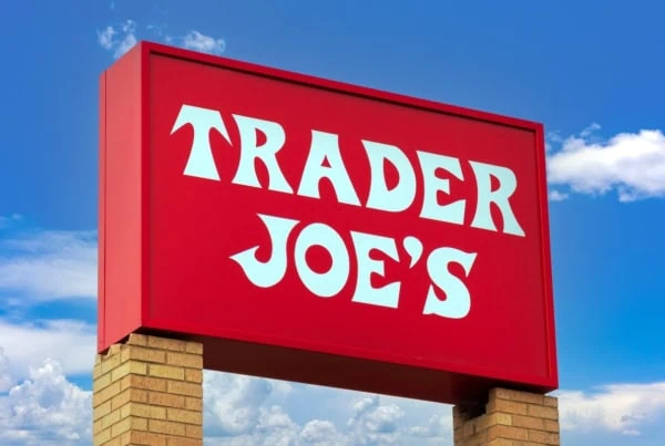 trader joes sign sky 640